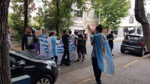 Un grupo de antivacunas amenazó y agredió a periodistas de Radio Con Vos