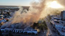 Imagen de Prendieron fuego la Casa de Gobierno de Chubut en rechazo a la zonificación minera