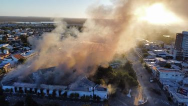 Un grupo de manifestantes ingresó a Casa de Gobierno en Chubut e incendiaron varias oficinas. (Foto: Gentileza luan_colectivafotografica)