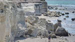 Las Grutas: un derrumbe de acantilados volvió a encender las alarmas sobre el cuidado de la costa