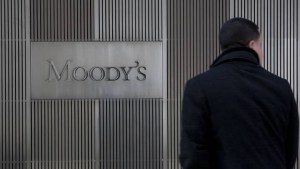 La calificadora Moody’s alertó que “tarde o temprano va a haber una devaluación”