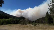 Imagen de Piden circular con precaución por la Ruta 40 por el humo del incendio al sur de Bariloche