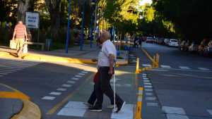 Roca y Bariloche: cómo transitan la ciudad los adultos mayores