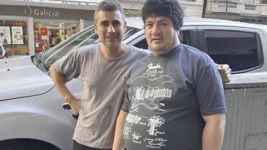 El cantante fue captado al entrar a un centro médico. 