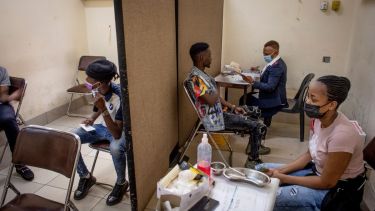 Sostenida caída de casos en Sudáfrica genera esperanzas. 