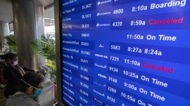 La Ómicron fuerza numerosas cancelaciones de vuelos en todo el mundo.- 

