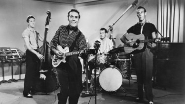 Carl Perkins compuso "Zapatos de gamuza azul", la que se considera una de las primeras grabaciones de rock & roll.