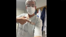 Imagen de Un cirujano de Comodoro Rivadavia operó con un ambo de carnicero y hubo indignación