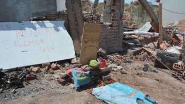 La vivienda donde ocurrió el crimen quedó reducida a escombros. (Archivo/Yamil Regules)