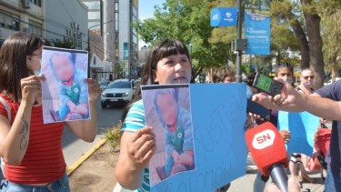 Ayer hubo una marcha en el monumento y se espera que a la de mañana se sumen las organizaciones. (Archivo Yamil Regules).-