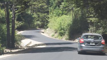 La última obra de asfalto de Bariloche fue el camino de acceso a Colonia Suiza, financiada por Nación. Ahora hay un plan municipal por contribución de mejoras. Archivo