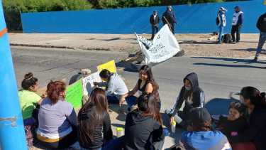 Uno de los reclamos en la refinería de Plaza Huincul, es que se adelante la mesa salarial. Foto: Gentileza @chechaalumine