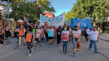 La movilización terminó en Av. Roca y Tucumán con un acto. Foto: Daniel Quilodrán