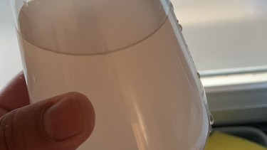 En algunos barrios de Neuquén el agua sale marrón, por las lluvias y vientos. (Gentileza)