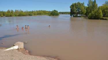 Al igual que en diciembre, el agua del río Limay se volvió turbia.  Foto archivo: Yamil Regules