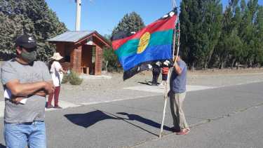 La comunidad Mellao Morales está cortando la ruta 22 a la altura del paraje Huarenchenque. Foto: Norberto Guerrero.