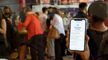 Por celular o en papel se podrá tener el pase sanitario en Neuquén. (Florencia Salto).-