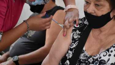 Todas las personas mayores de 18 años, con o sin factores de riesgo que hayan cumplido con el plazo mínimo de 4 meses aplicada la segunda dosis, pueden recibir su dosis adicional. (Foto: Florencia Salto).
