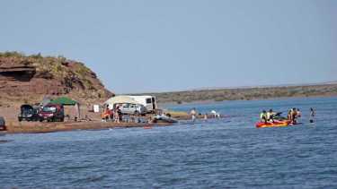 Las playas de El Chocón conquistan al turismo de fin de semana. (Foto:archivo Florencia Salto)