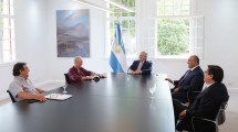 Imagen de Oficializan el bono de fin de año de 20.000 pesos para trabajadores estatales