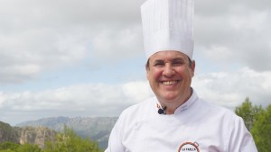 Salvador Ramírez Riera está listo para deleitar con su paella a los zapalinos en la FIC 2021
