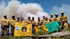 Brigadistas se arriesgan en los grandes incendios forestales, mientras exigen salario digno