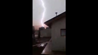 El momento en que el rayo cae en Junín.  Foto: Facebook  yimii.huentian