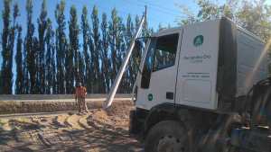 Un camión chocó un poste del tendido eléctrico dejó sin luz una zona de Fernández Oro