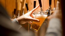 Imagen de En Fernández Oro se elabora una cerveza artesanal con los colores del arco iris