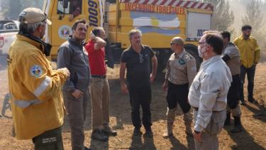 El ministro de Ambiente de la nación, Juan Cabandié, estuvo días atrás en la zona del incendio de la Comarca Andina y se reunió con los intendentes de El Hoyo y Lago Puelo. Foto: Gentileza
