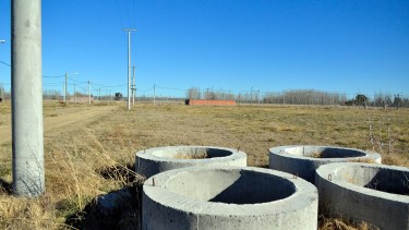 El sector de barrios al suroeste de Regina se beneficiará con una obra de colector cloacal. (Foto Néstor Salas)