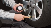 Imagen de Cuál es la presión de neumáticos ideal para viajar en la ruta y para meter el auto en la arena