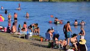 Habilitaron la temporada en la Isla 58 de Regina y habrá servicio de guardavidas
