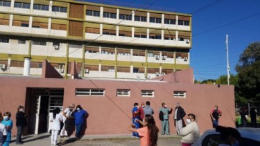Personal de quirófanos del hospital de Regina suspendió las cirugías programadas por el estado de deterioro del sector. (Foto Néstor Salas)