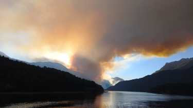 El fuego avanza en la zona de los lagos Martin y Steffen, a unos 65 kilómetros al sur de Bariloche. (Foto archivo)