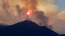 Imagen de El incendio en el Steffen no da tregua y llegó a la cumbre del cerro Santa Elena