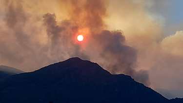 El fuego alcanzó ayer la cumbre del cerro Santa Elena, que divide el lago Steffen del río Manso. (foto gentileza)
