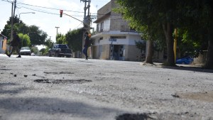 Iniciaron un plan de bacheo y mantenimiento de banquinas de calles de Regina