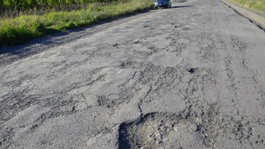 El municipio reginense abrió la licitación para repavimentar la calle Kilómetro de Nardini. (Foto Néstor Salas)