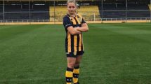 Imagen de Futbolista de Rosario Central denunció que la echaron por besar a una compañera