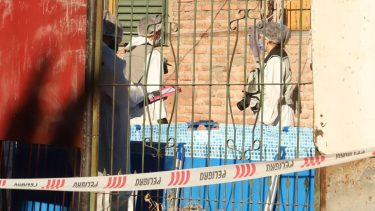 Personal de policía y peritos de la Fiscalía recolectaron evidencia en la vivienda de Toma 7 de Mayo de Neuquén. (Archivo)