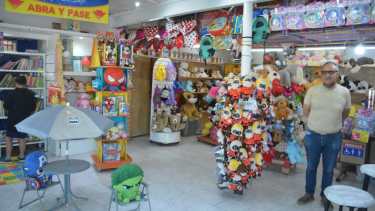 La juguetería de Alcorta y Leguizamón cierra sus puertas después de 26 años. Foto Yamil Regules