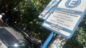 El estacionamiento medido se cobra hoy hasta las 13 en Neuquén