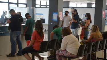 Atención al público en la municipalidad de Novella y Godoy (foto Yamil Regules)