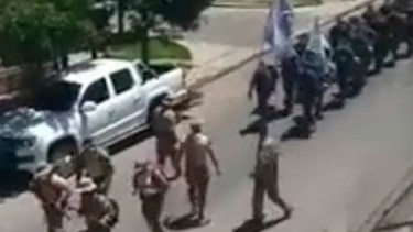 Un grupo de policías de la Metropolitana en la capital de Neuquén marchó con cantos homofóbicos. Foto: captura. 