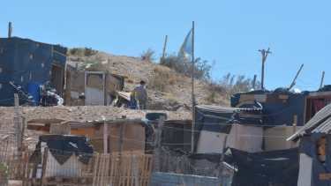Los últimos 300 ocupantes de la toma Casimiro Gómez dejarán el lugar en este verano (foto Yamil Regules)