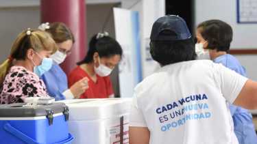 Los dispositivos de vacunación se mantienen activos en Neuquén. (Foto: Florencia Salto)