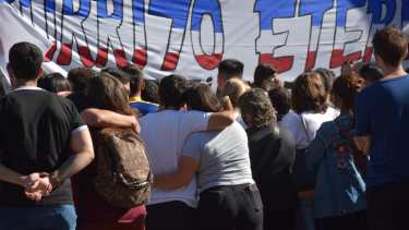 Esta mañana fue el velorio de Facundo Castillo, muchos lo conocían como Burrito, como dice el cartel. (Yamil Regules) 