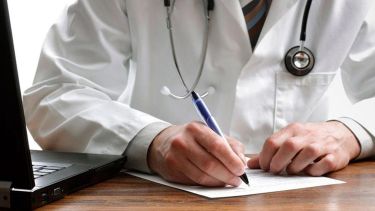 Los aumentos que llegan en abril: las prepagas lideran las subas en un mes clave