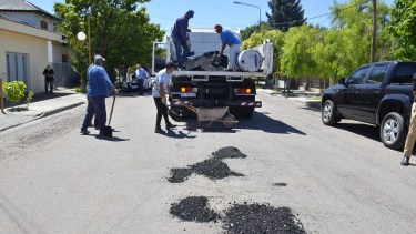 El municipio reginense continúa con el programa de bacheo de calles. (Foto Néstor Salas)